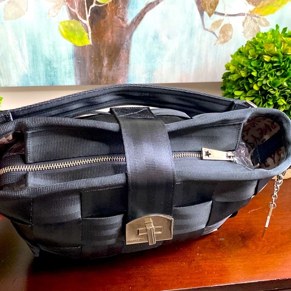 HARVEYS⭐️The Original Seatbeltbag⭐️CLASSIC🖤BLACK🖤CARRIAGE RING HOBO BAG🌟EUC🌟 - Picture 12 of 17